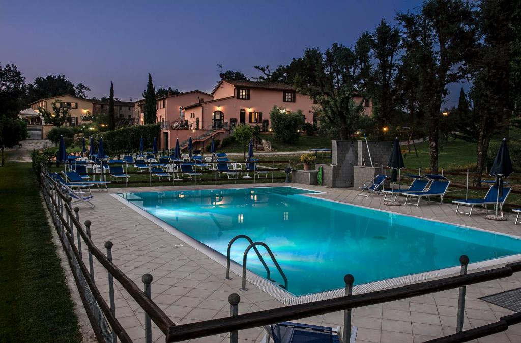 Bazén v ubytování Corte Tommasi Residence nebo v jeho okolí