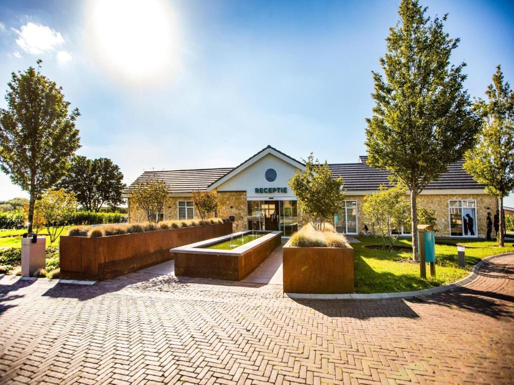 a building with a fountain in the middle of a courtyard at Holiday home with gas fireplace & bath in Bemelen
