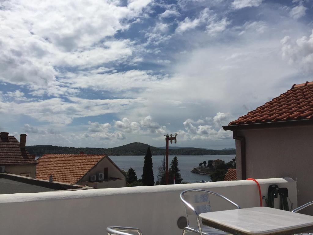 vistas al agua desde el balcón de una casa en Apartment Francesco, en Šibenik