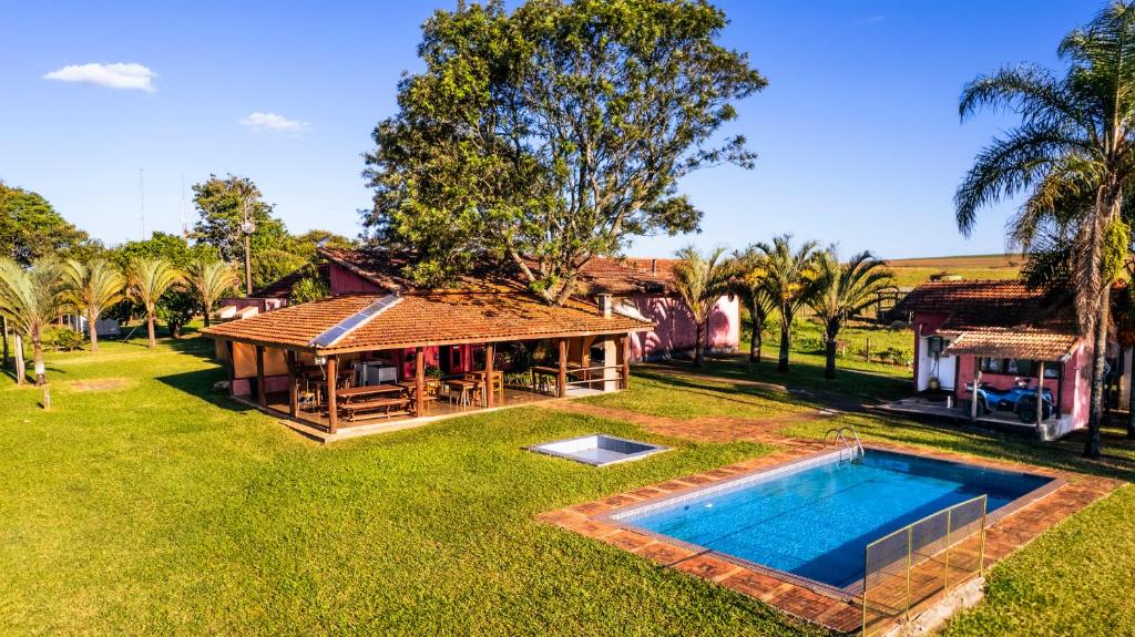 an aerial view of a house with a swimming pool at Hotel Fazenda Portal da Canastra in Zogaias