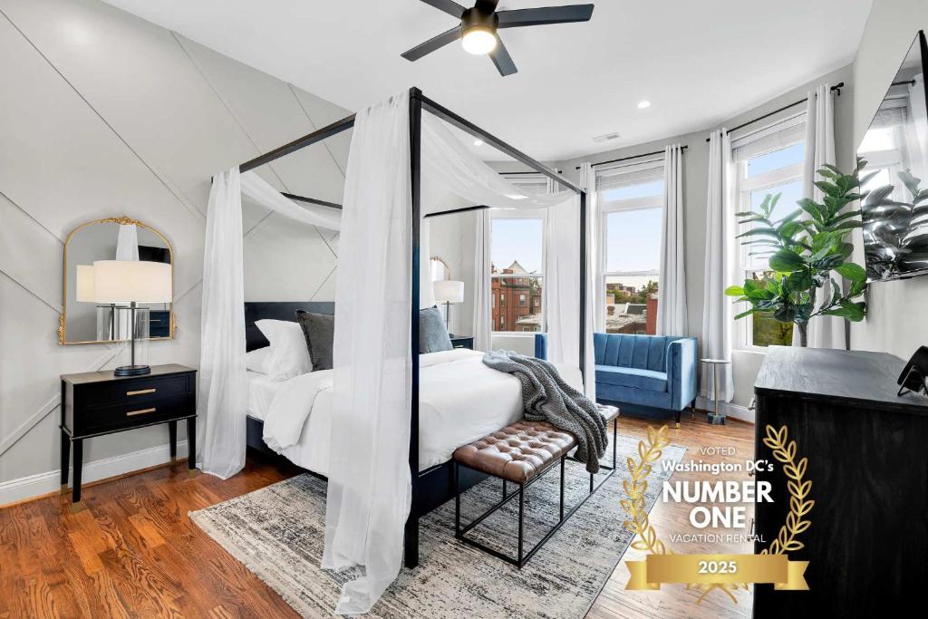 Ένα ή περισσότερα κρεβάτια σε δωμάτιο στο Luxury 4-BR with Free Parking in Heart of DC - Steps to Metro