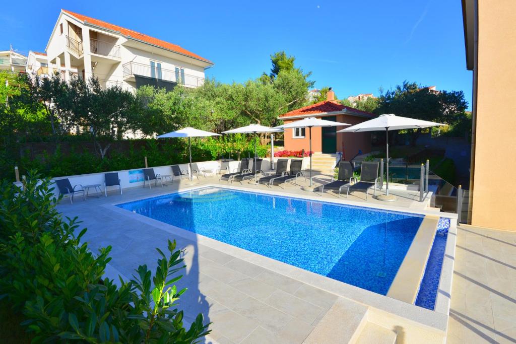 Bazén v ubytovaní Apartments Villa Coratina alebo v jeho blízkosti