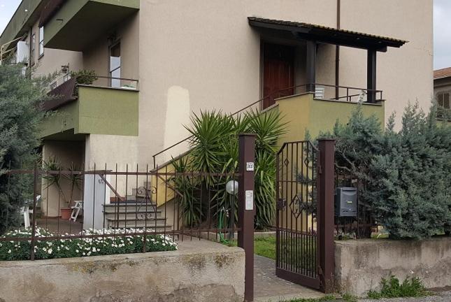 una casa con una puerta delante de ella en Casa Vacanze Nonna Giò, en Tuscania