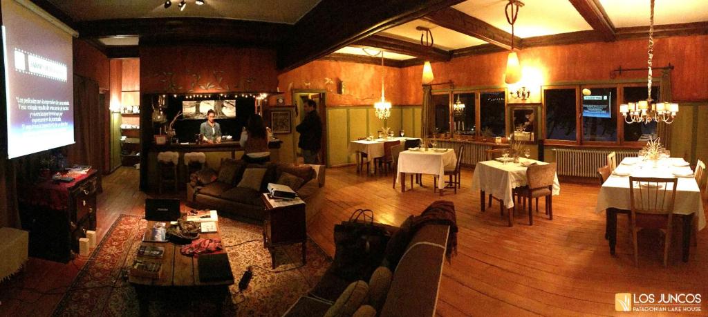 Restaurace v ubytování Los Juncos Patagonian Lake House