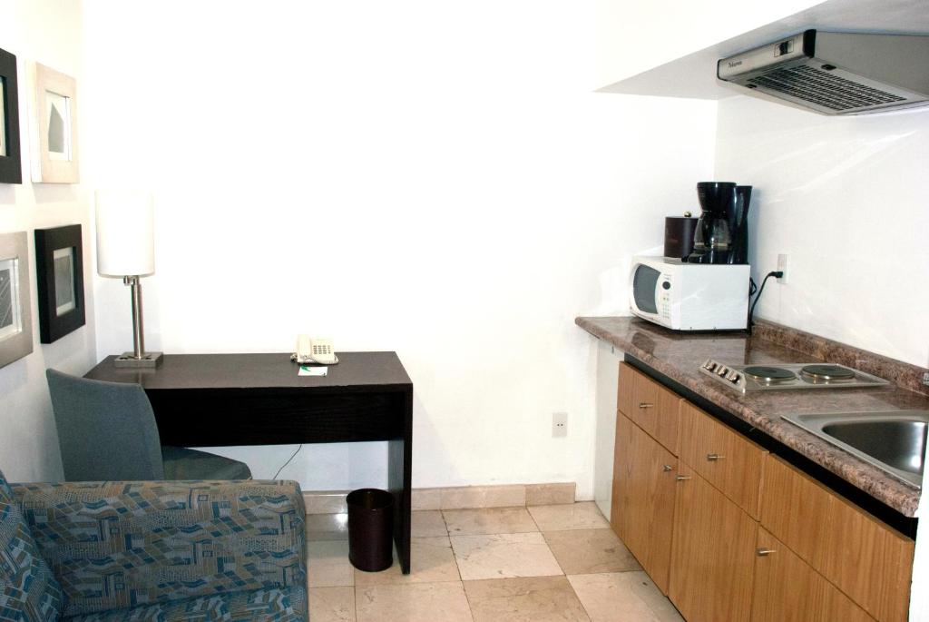 Hotel & Suites PF - Executive Suite Two Double Beds