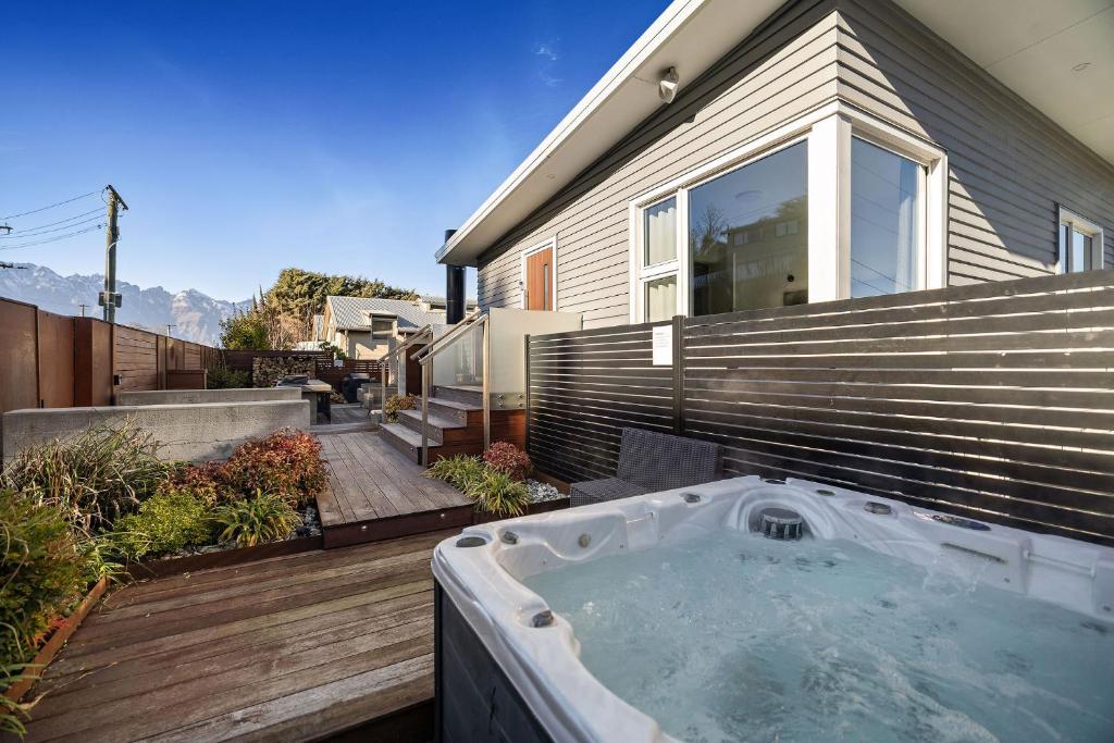 Foto de la galería de Centrally Located - Hot Tub & Amazing Outside Area en Queenstown