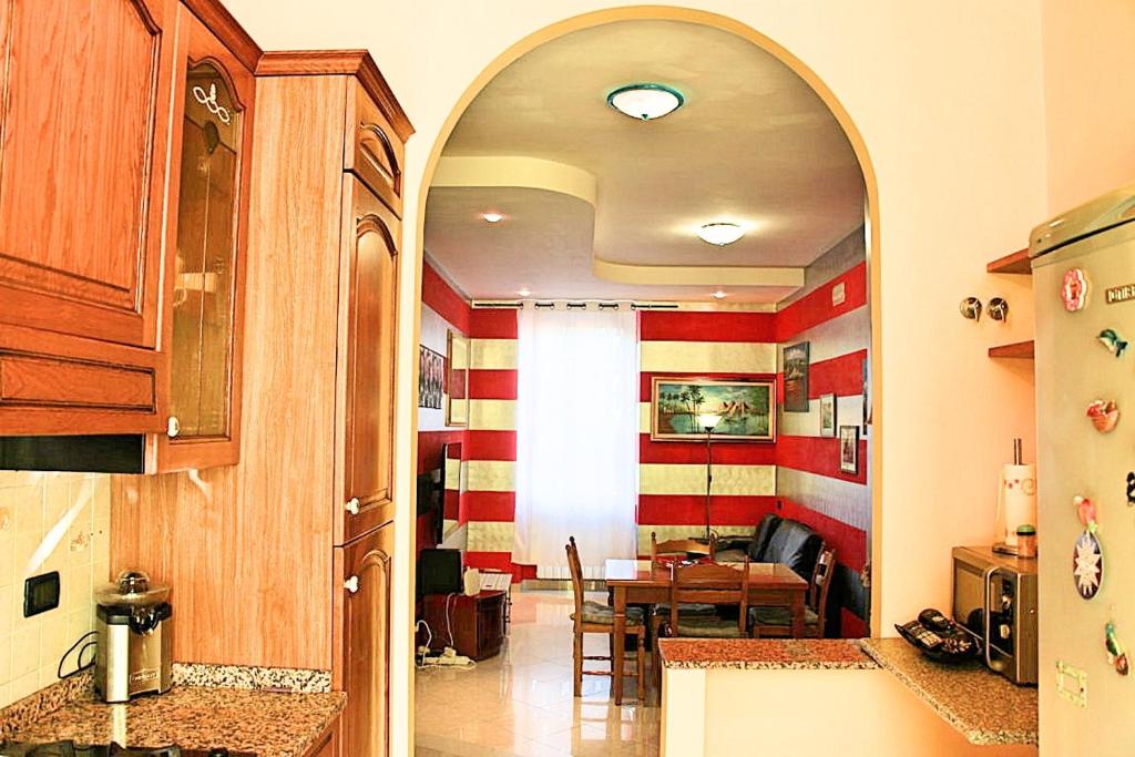 una cocina con un arco que conduce a un comedor en The Comfort apartment, en La Spezia