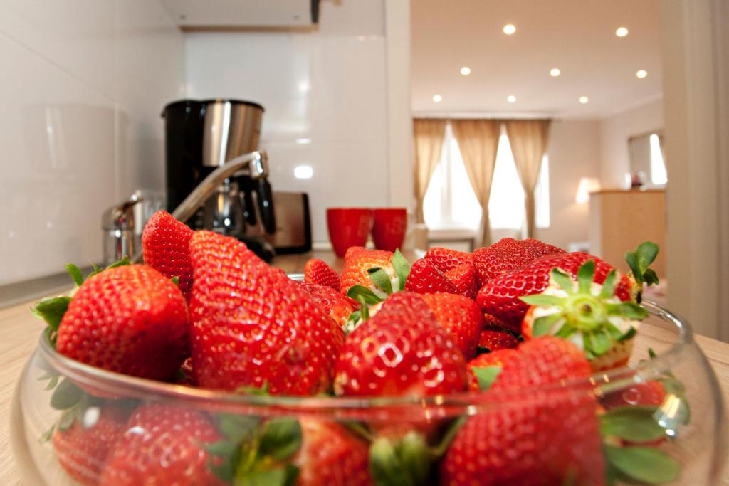 eine Schale Erdbeeren auf einem Tisch in der Unterkunft Aurora Apartment Danube View in Budapest