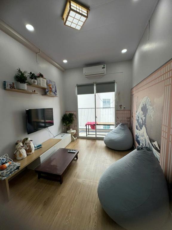 a large living room with a large couch and a table at Peach Peach Home 2 in Ấp Mỹ Hòa