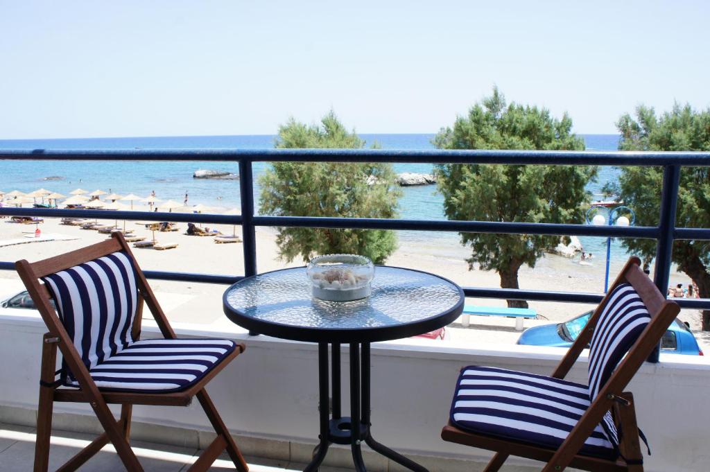 - une table sur un balcon avec vue sur la plage dans l'établissement Rodos Beach, à Archangelos