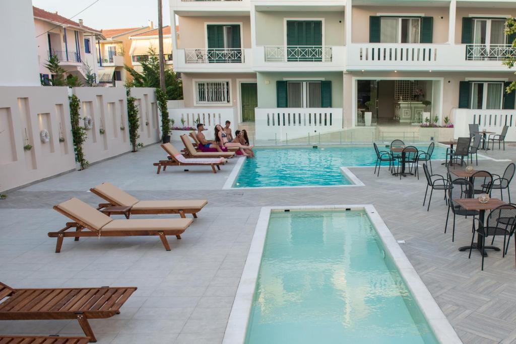Bazén v ubytování Lefkadio Suites nebo v jeho okolí