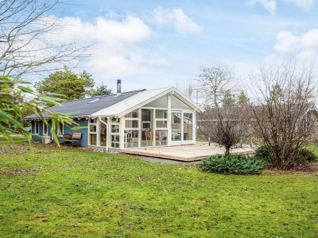 Κήπος έξω από το 6 person holiday home in Ulfborg-By Traum