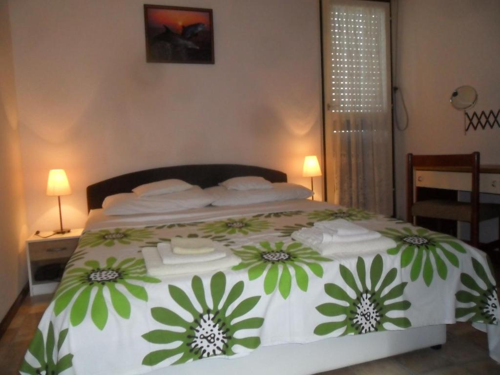 En eller flere senger på et rom på Apartments Batovanja