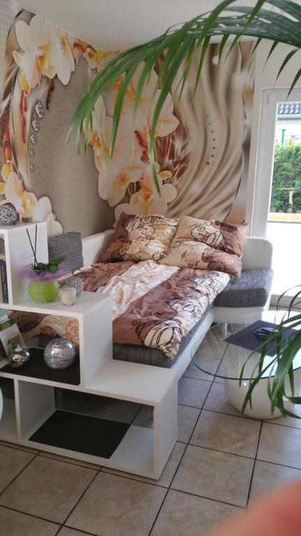eine weiße Bank mit Kissen darauf im Zimmer in der Unterkunft Ferienwohnung Schusi Freital in Freital