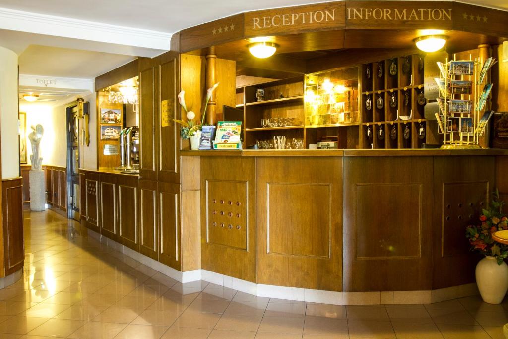 Lounge nebo bar v ubytování Hotel Molnár