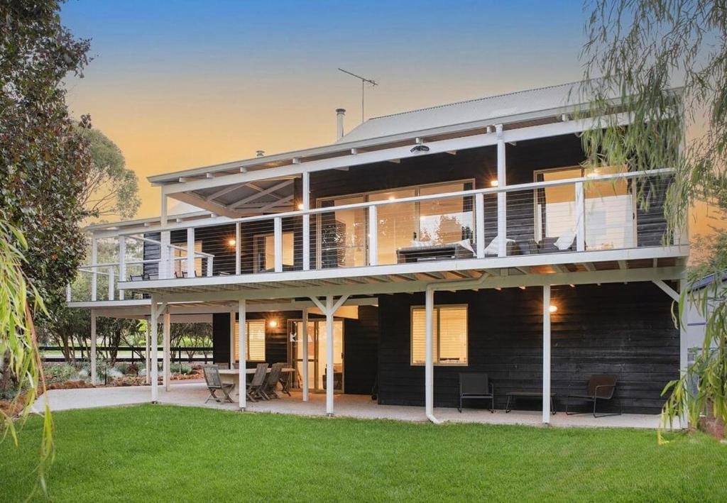 Casa grande con balcón y patio en Eagle Bay Summerhaus, en Dunsborough