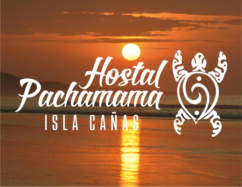 um sinal para as ilhas Pacaragushima do hospital ao pôr-do-sol em Hostal Pachamama em Isla de Cañas