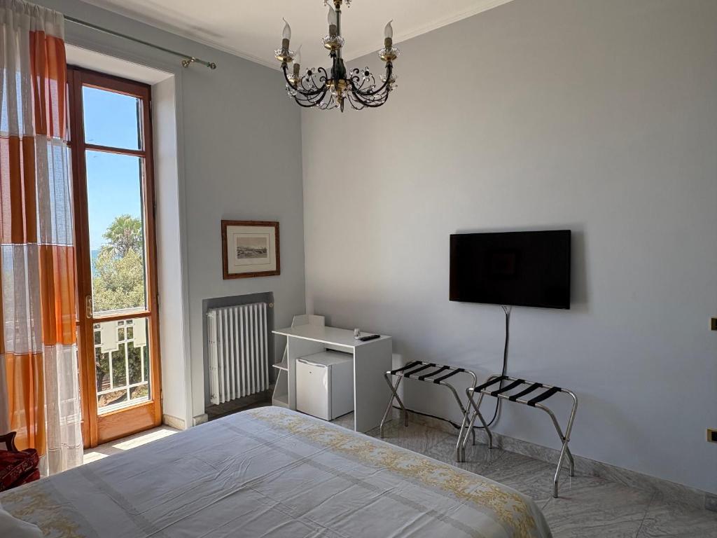 See The Sea B&B في ساليرنو: غرفة نوم مع سرير وتلفزيون بشاشة مسطحة