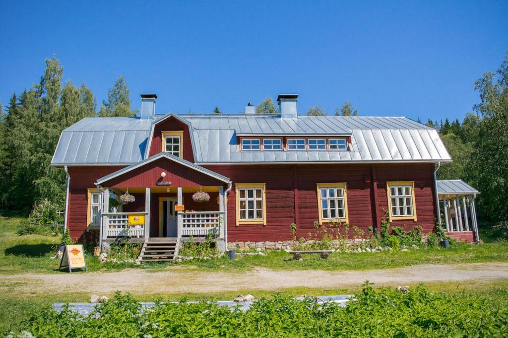 Kolin Keidas في Kolinkylä: منزل احمر كبير بسقف معدني