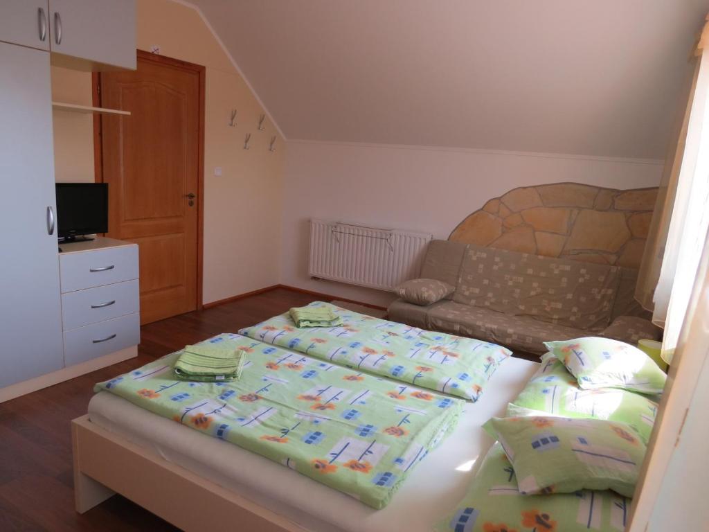 Posteľ alebo postele v izbe v ubytovaní Aranyhal apartman