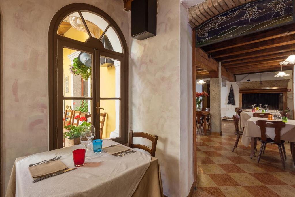 A restaurant or other place to eat at Locanda Al Centrale