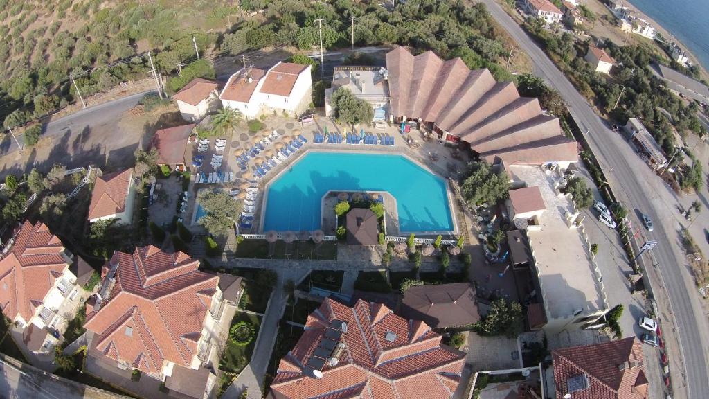 YenifoçaにあるAlize Resort Hotelのスイミングプール付きの家屋の空中ビュー