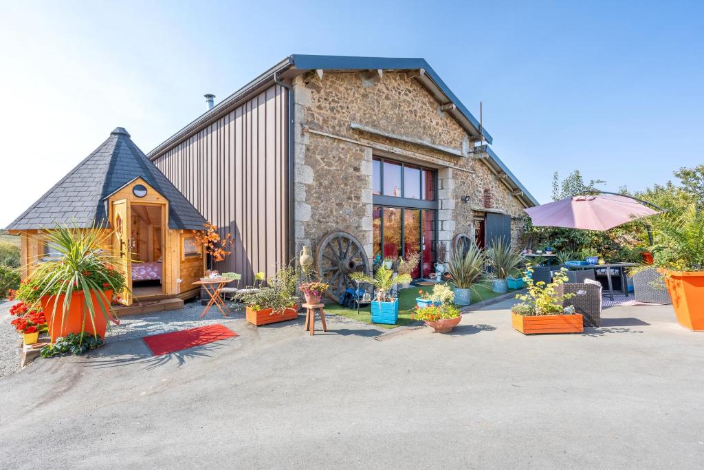 a house with plants in front of it at Les Philous Gourmands in Sevremont