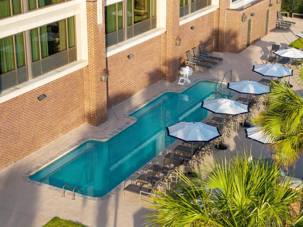 an overhead view of a swimming pool next to a building at Hilton Garden Inn Charleston Waterfront/Downtown in Charleston