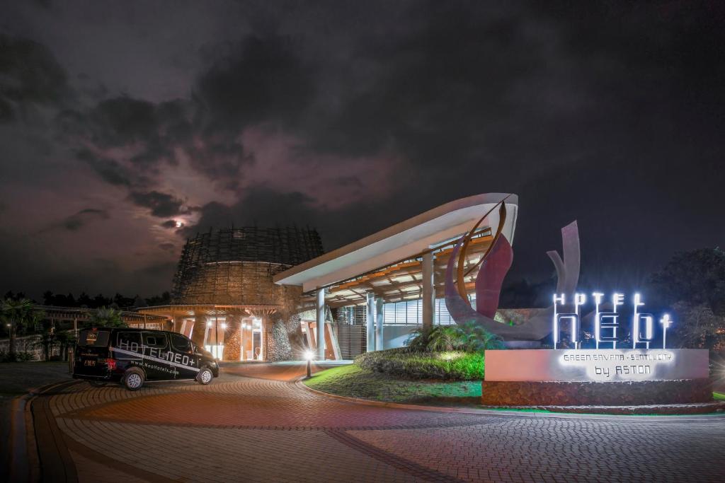 eine Darstellung eines Hotels in der Nacht in der Unterkunft Hotel Neo+ Green Savana Sentul City in Bogor