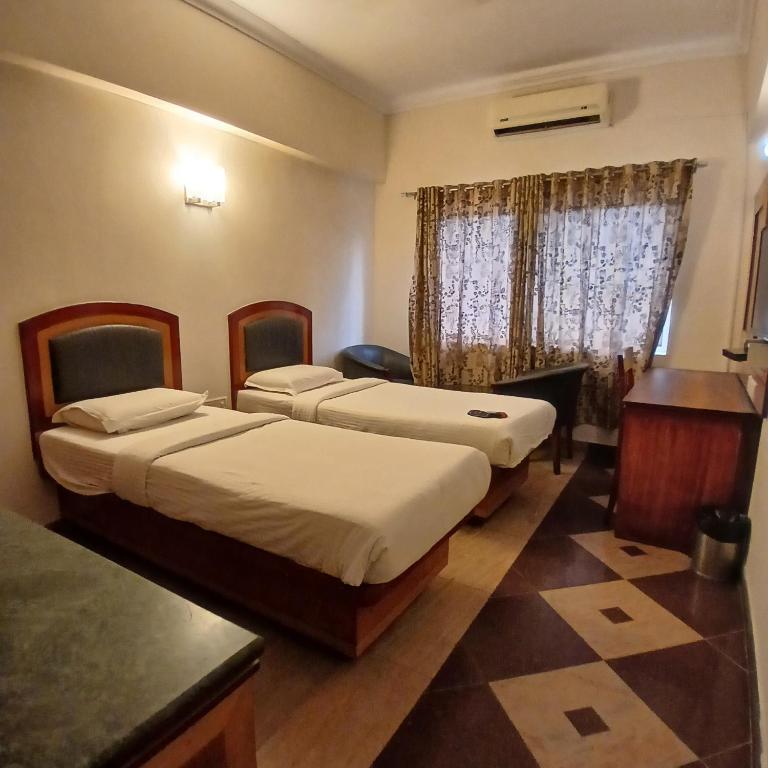 Postel nebo postele na pokoji v ubytování FabHotel Aura Inn - RR Nagar