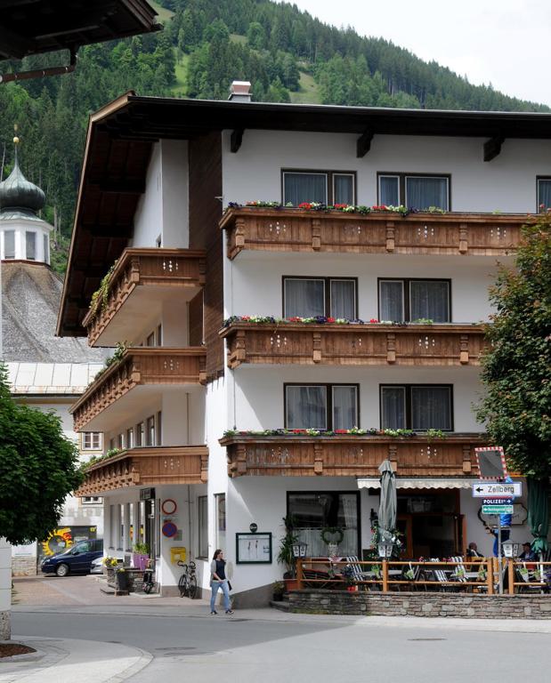 Nespecifikovaný výhled na hory nebo výhled na hory při pohledu z hotelu