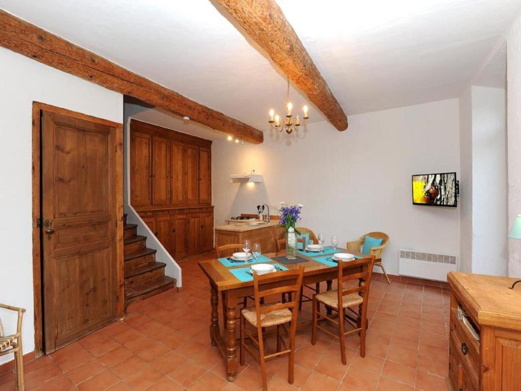 Χώρος καθιστικού στο Holiday Home in Tautavel near Gorges de Gouleyrous