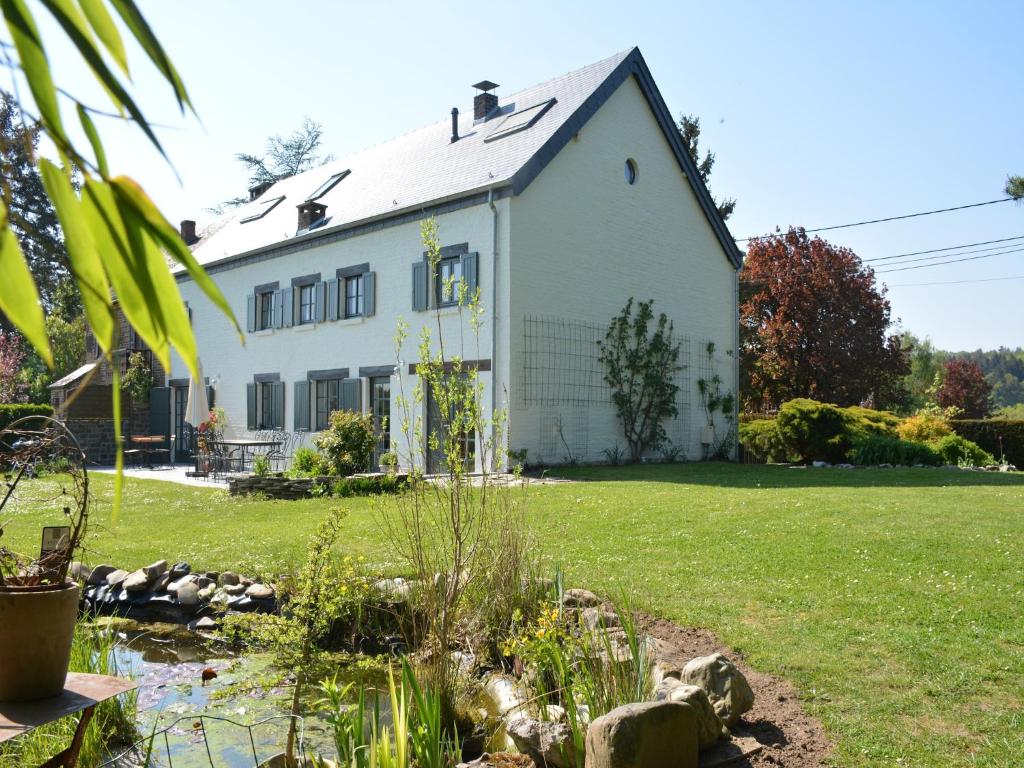 una casa blanca con un jardín delante en Peaceful Holiday Home, en Rochefort