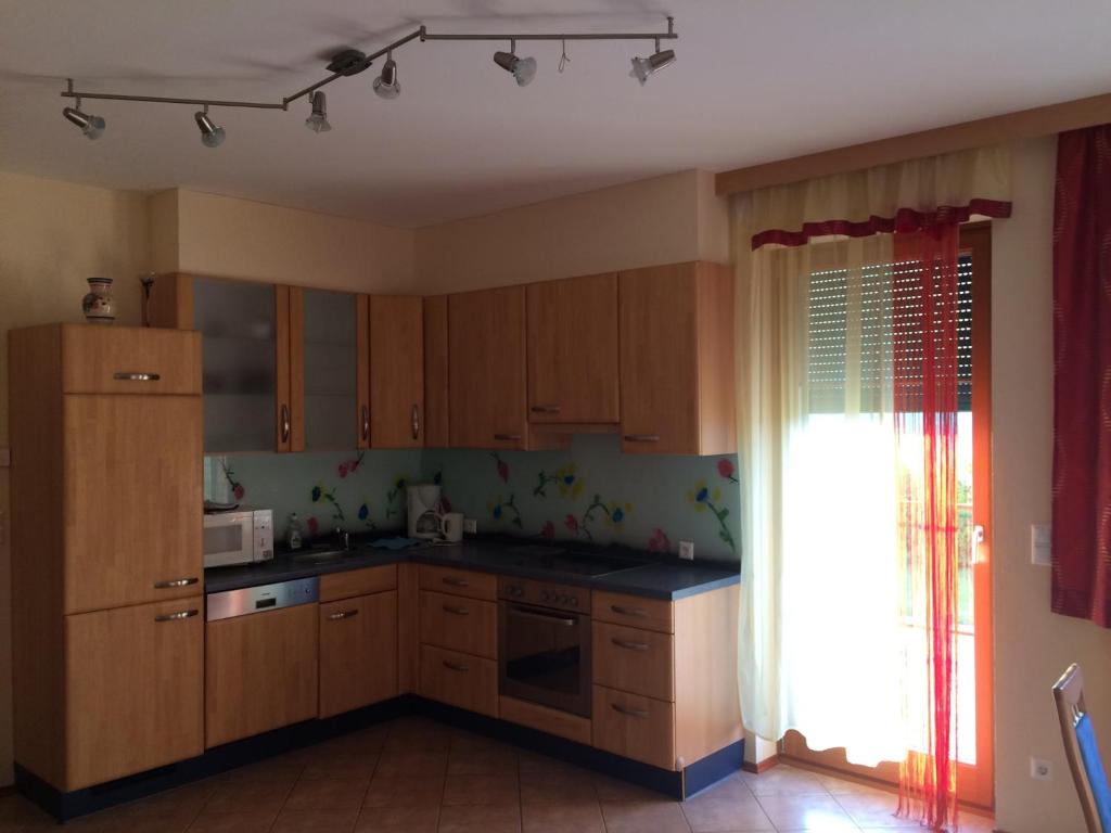 A kitchen or kitchenette at Ferienwohnung am Bauernhof Straßonig vulgo Hornis