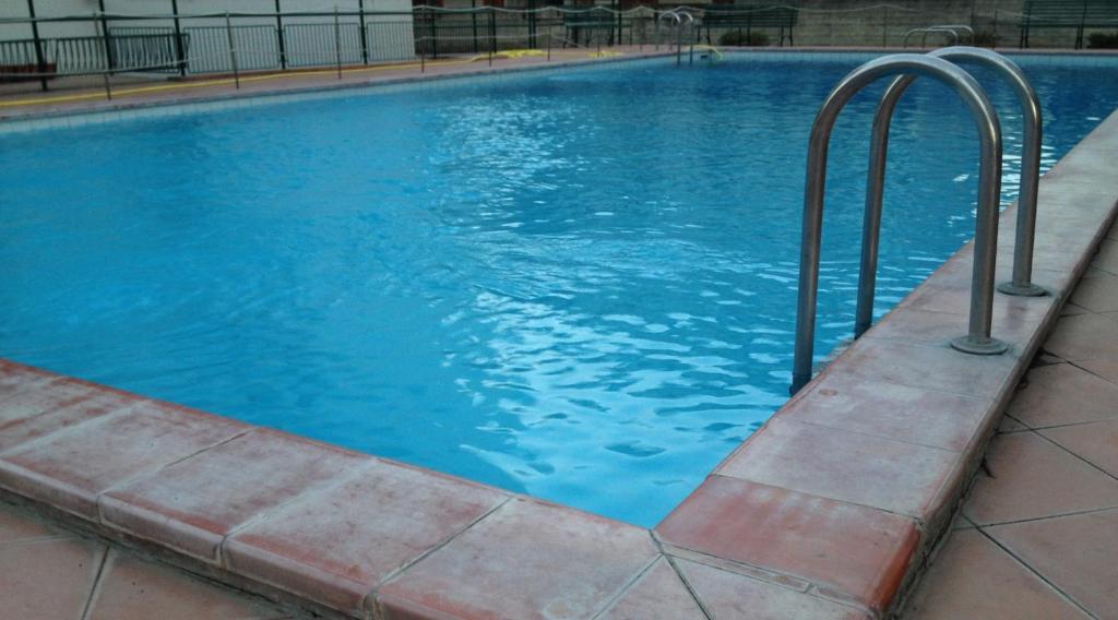 ein Pool mit blauem Wasser in einem Gebäude in der Unterkunft Al giardino Sant'Anna in Mascali