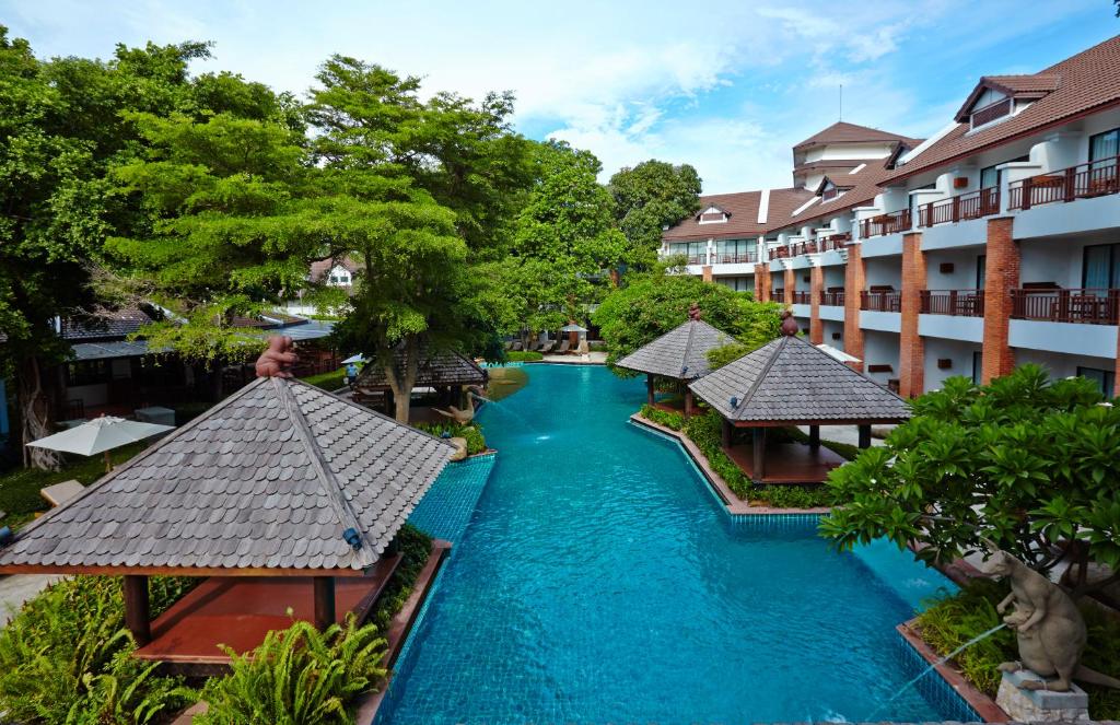 Het zwembad bij of vlak bij Woodlands Hotel and Resort Pattaya