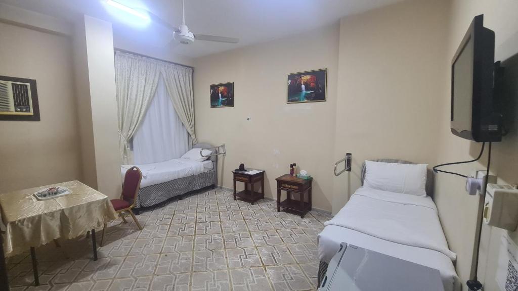 Postel nebo postele na pokoji v ubytování فندق روضة الشروق