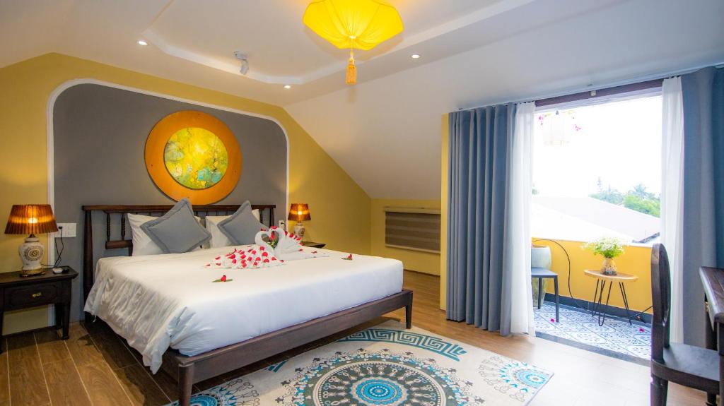 Giường trong phòng chung tại Hoianan Boutique Hotel