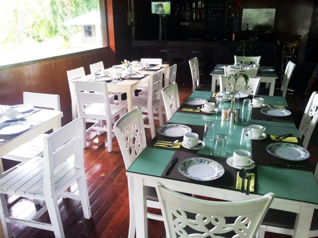 Restaurace v ubytování Benarat Lodge