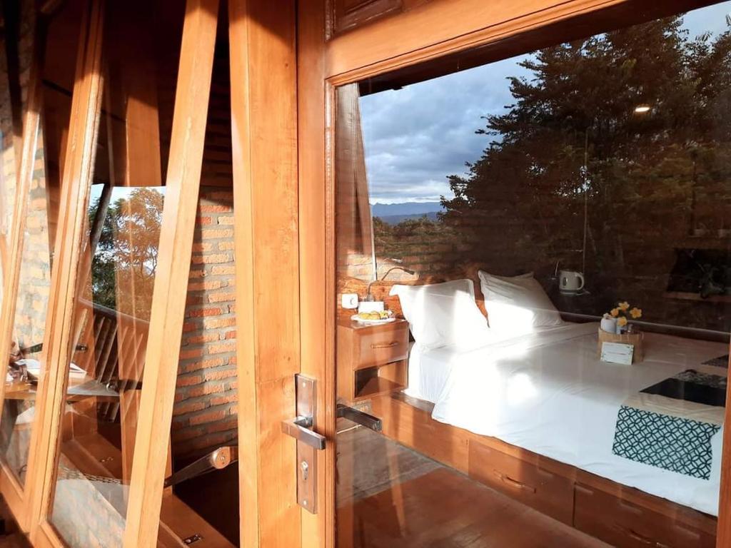 The Boat Homestay and Spa - Double Room With Lake View
