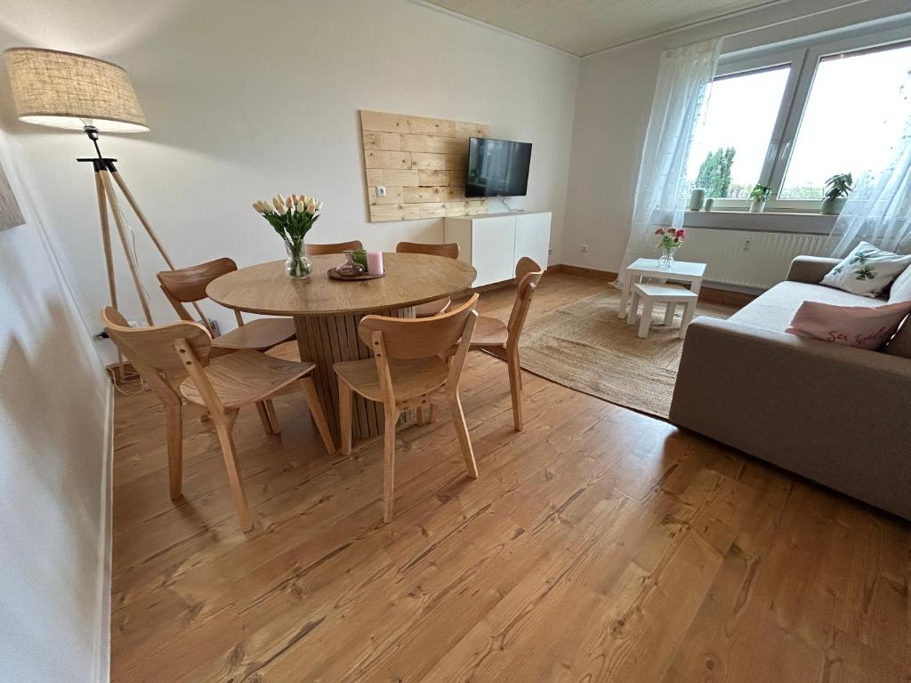 a living room with a table and a couch at Ferienwohnung Mimi in Steyerberg