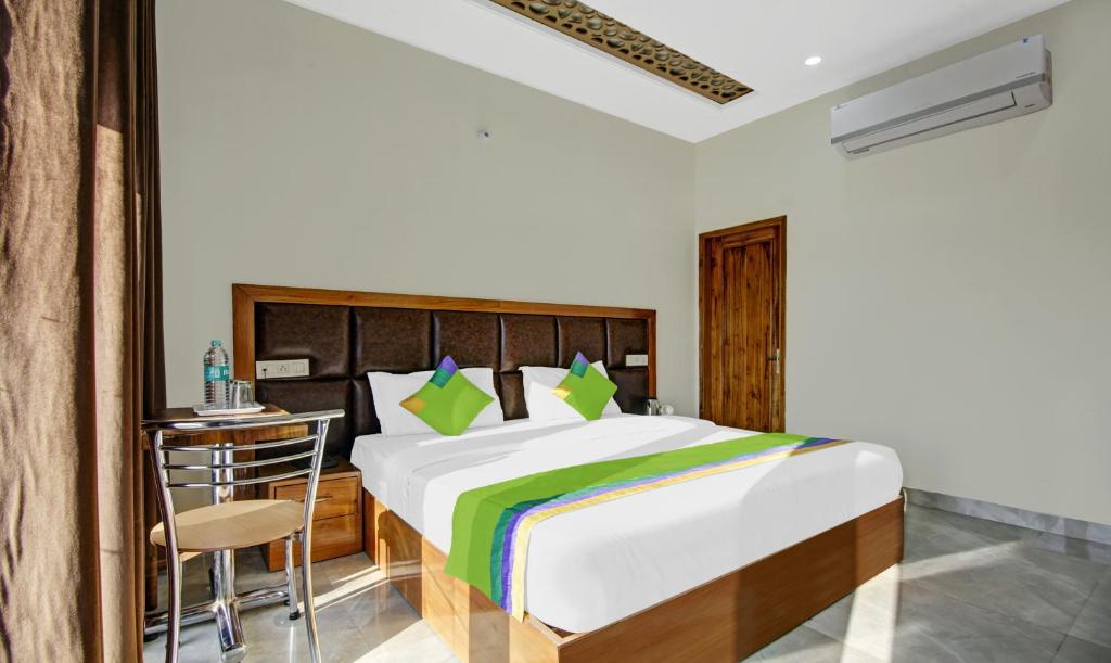 Ένα ή περισσότερα κρεβάτια σε δωμάτιο στο Hotel Royal Salute Near Paras Downtown Square Mall Chandigarh Zirakpur