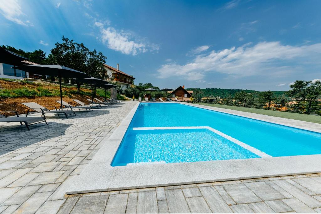 Bazén v ubytování Pensiunea Patakparti 2 nebo v jeho okolí