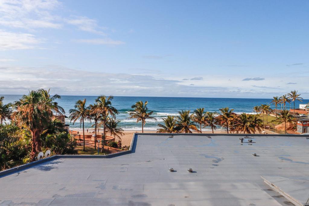 vistas a la playa desde el techo de un edificio en Rondevoux 16, en Margate