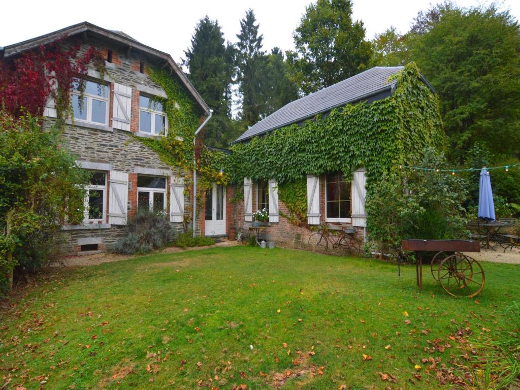 Vườn quanh Quaint Holiday Home in Bièvre in the forest