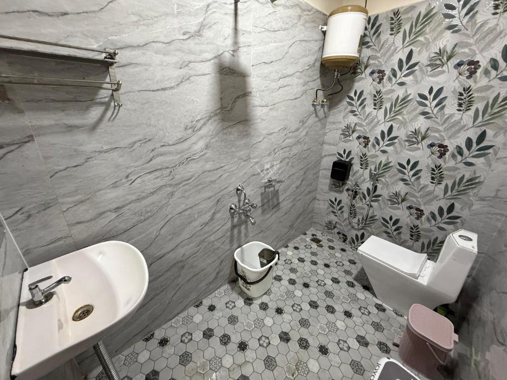 ハンピにあるItalian cafe Hampiの洗面台とトイレ付きのバスルーム