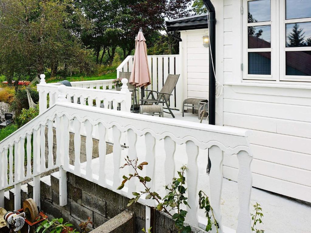 Zahrada ubytování 4 person holiday home in Austrheim