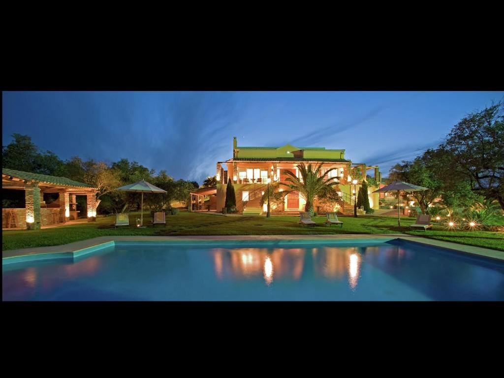 una grande piscina davanti a una casa di Scenic Villa in Paleokastrites with Sauna a Gouviá