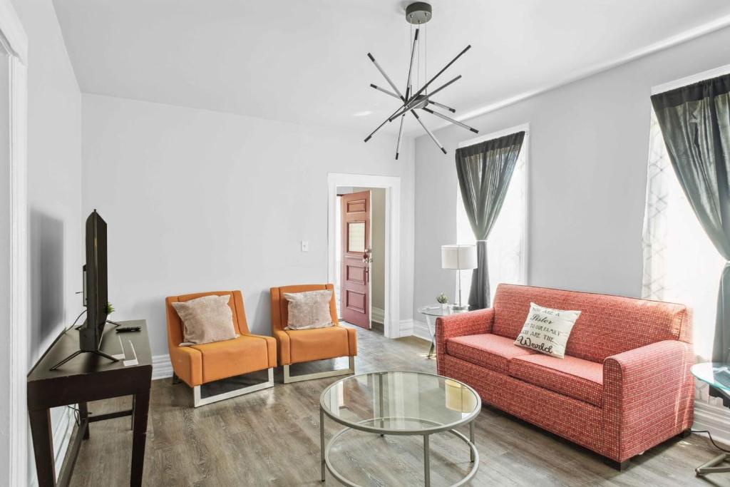 Χώρος καθιστικού στο Downtown Detroit Gem • 3BR • Near Culture Attractions