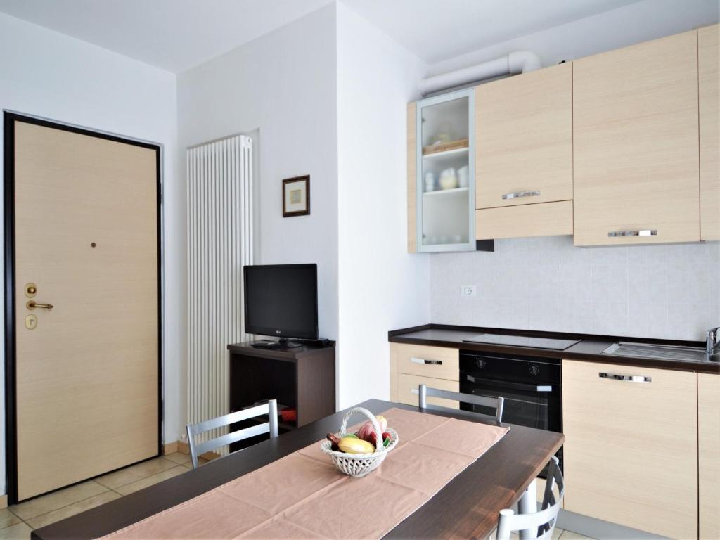 una cucina con un tavolo con una ciotola di frutta sopra di Simplistic apartment in Dervio with balcony terrace a Dervio